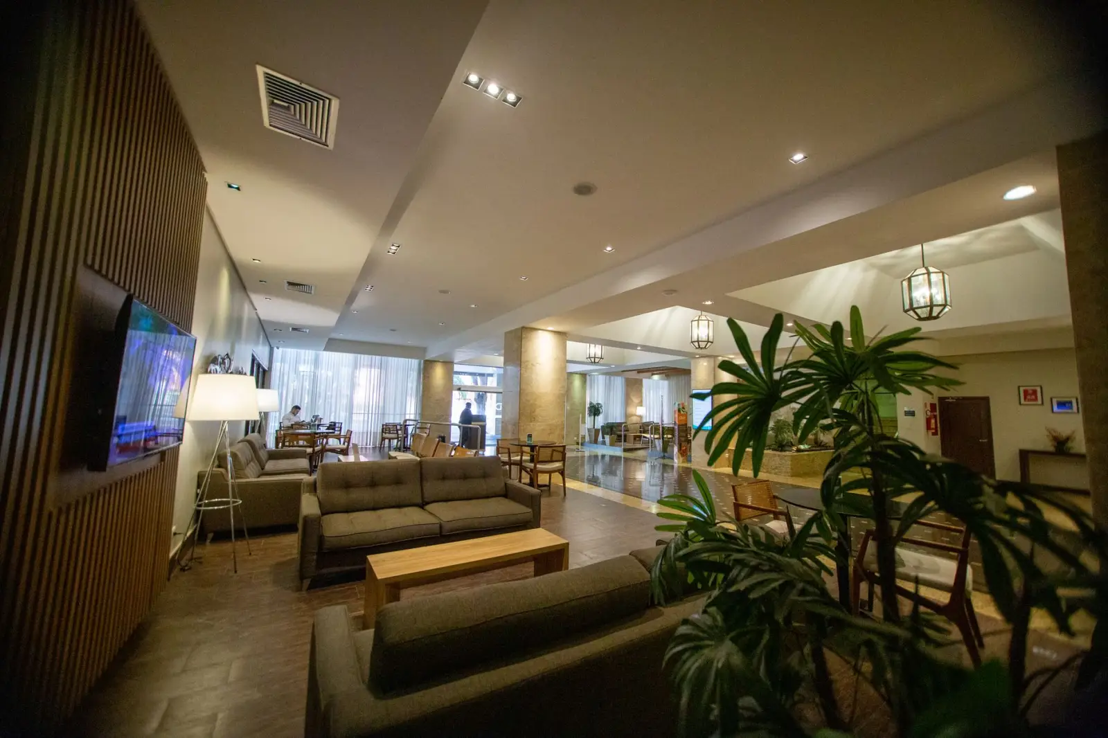 湖南事业单位办公空间升级：德奥家具会议桌椅与文件柜的选型要点分析