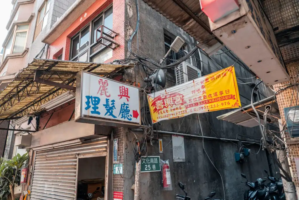 现代会议桌设计趋势及其对办公效率的影响分析