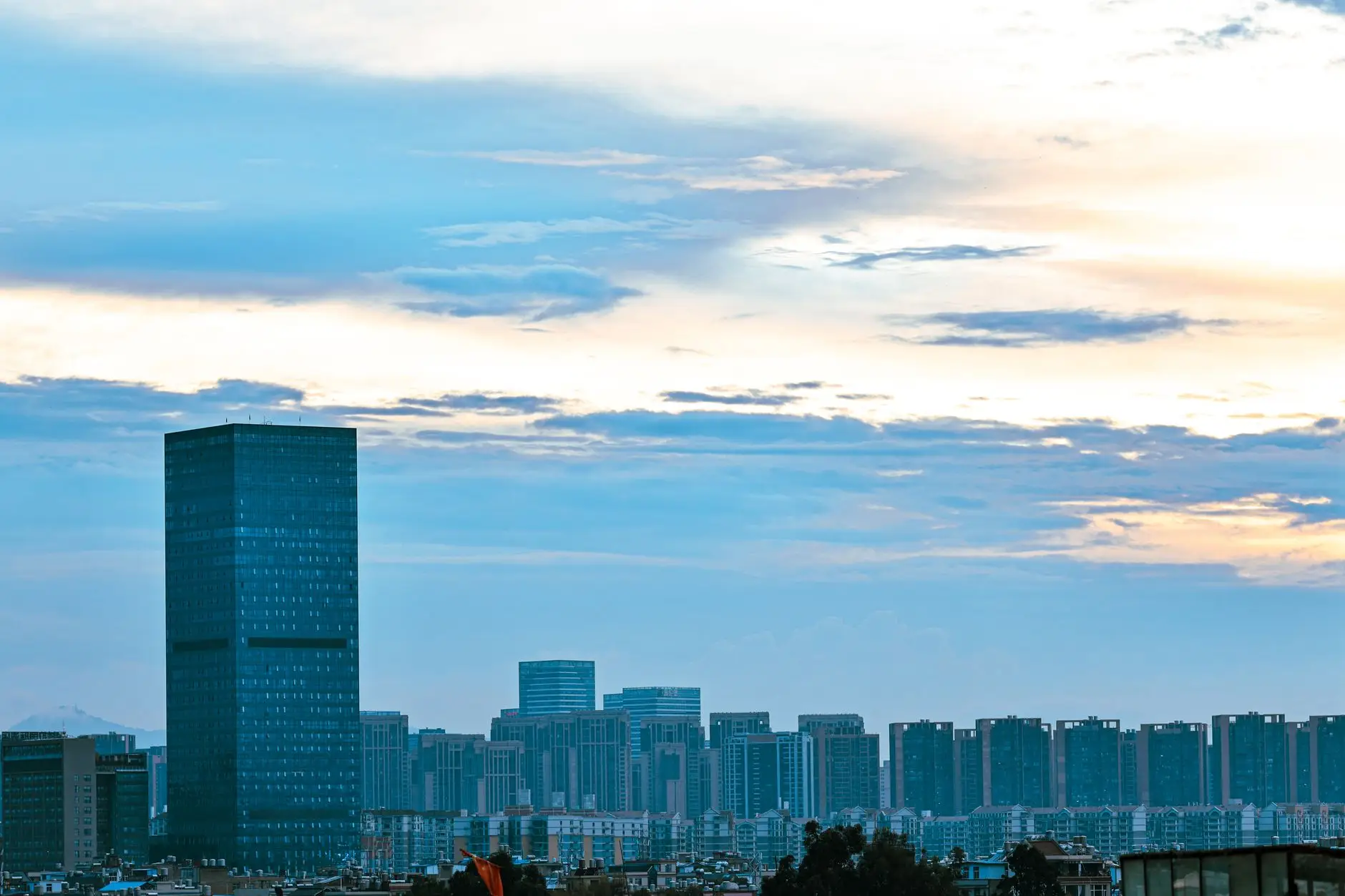 办公家具采购指南：会议桌椅与文件柜的选型要点解析