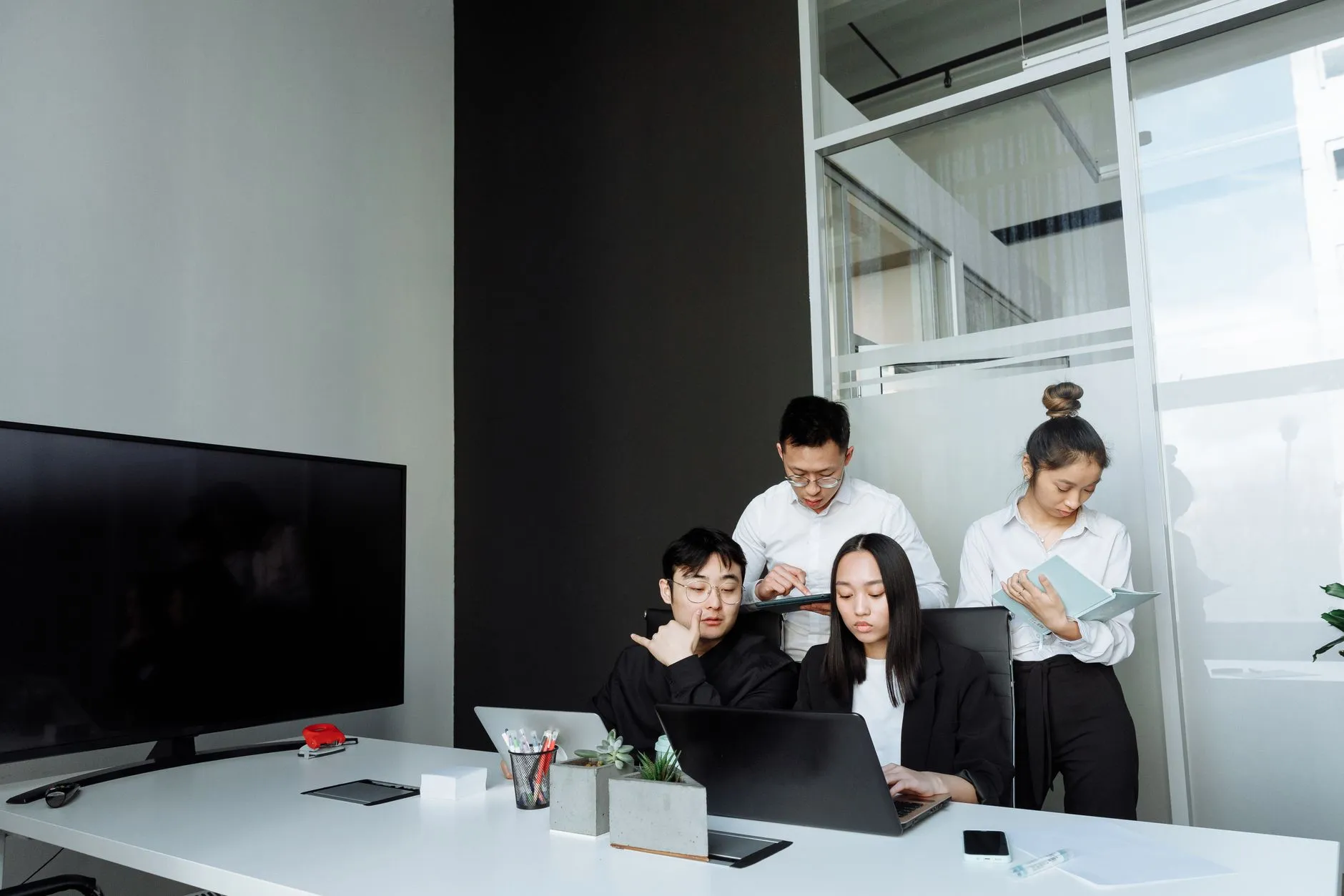 湖南办公家具选购指南：如何根据企业需求匹配会议桌椅与文件柜