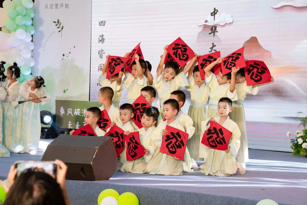 长沙办公家具定制中会议桌椅与文件柜的选材工艺对比封面图