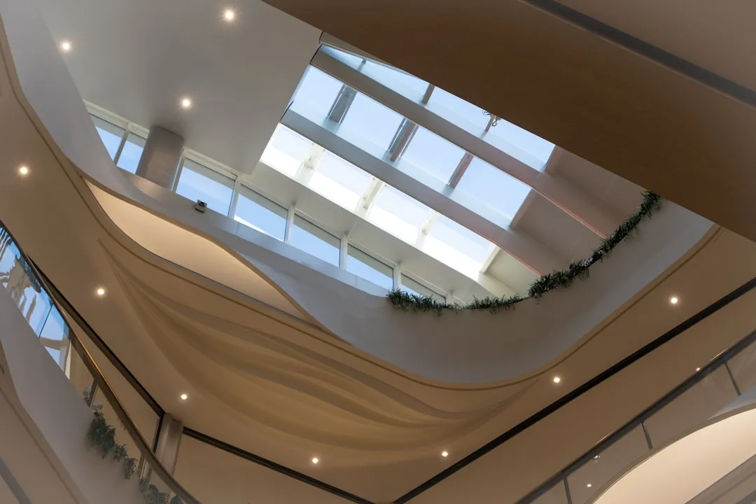 长沙办公家具产品中心：会议室桌椅与文件柜一站式采购指南