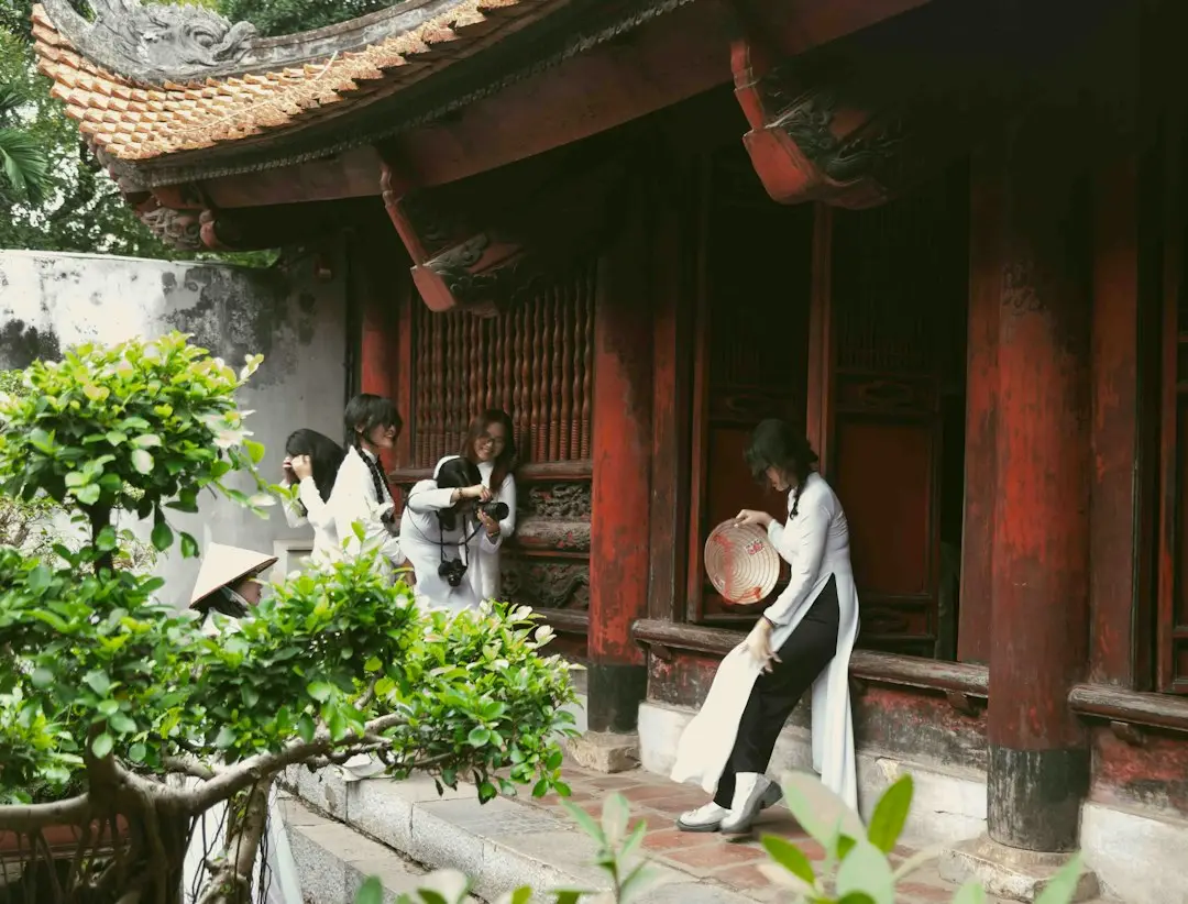 长沙德奥家具：办公桌与会议桌椅组合的材质与工艺对比